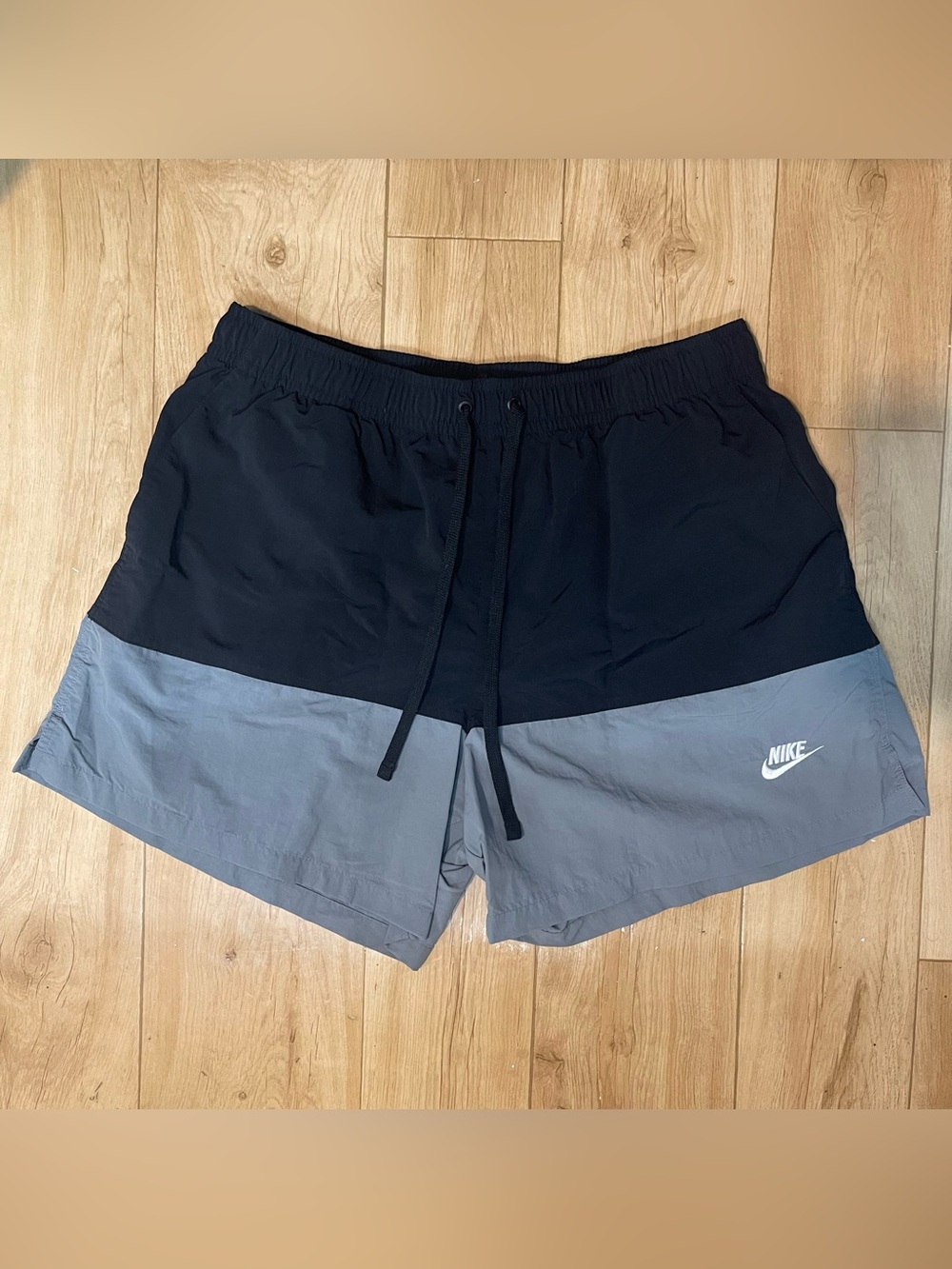 Nike Men’s XL Two-Tone Black & Gray Athletic Shorts